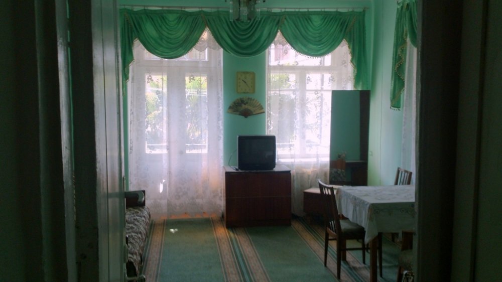 В самом центре Ялты, на Набережной продаётся двухкомнатная квартира на Чехова в старом фонде под ремонт. Есть... - 7