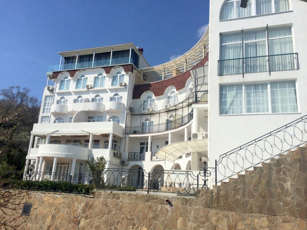 В живописной части Большой Ялты, на берегу Чёрного моря продаются трёхкомнатные апартаменты в Алупке, в 500 метрах от... - 1