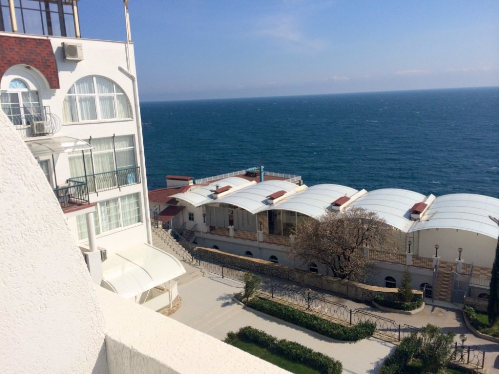 В живописной части Большой Ялты, на берегу Чёрного моря продаются трёхкомнатные апартаменты в Алупке, в 500 метрах от... - 5