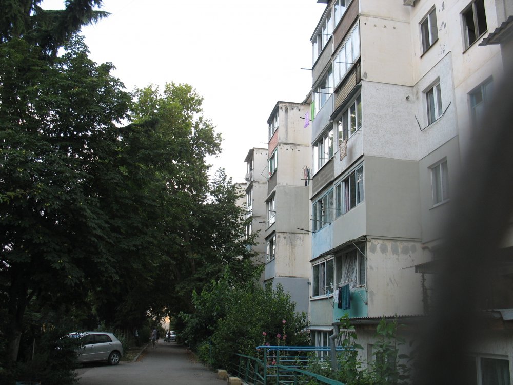Продается двух комнатная квартира  (51,5 м. кв. с лоджией) на южном берегу Крыма, в тихом уютном месте, на одной из...