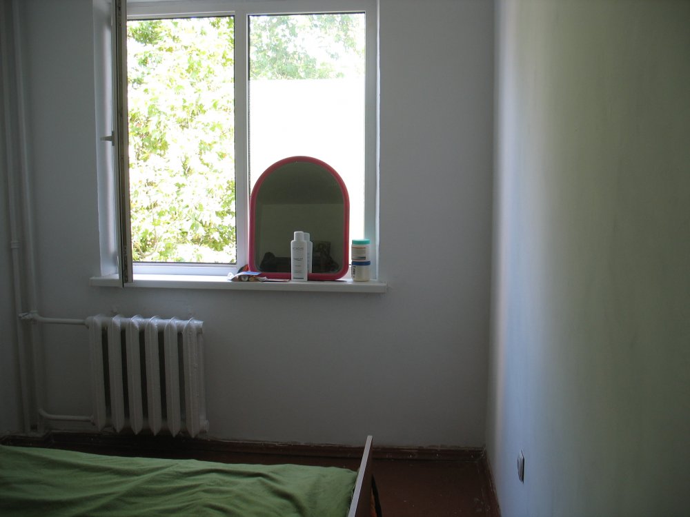 Продается двух комнатная квартира  (51,5 м. кв. с лоджией) на южном берегу Крыма, в тихом уютном месте, на одной из... - 2