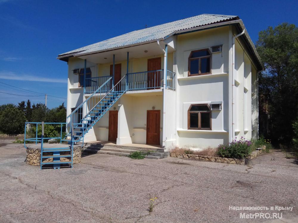 База отдыха в с.Песчаное, Крым  Территория частного пансионата 4000 кв/м на которой расположены:  - трехэтажное... - 3