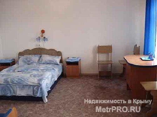База отдыха в с.Песчаное, Крым  Территория частного пансионата 4000 кв/м на которой расположены:  - трехэтажное... - 5