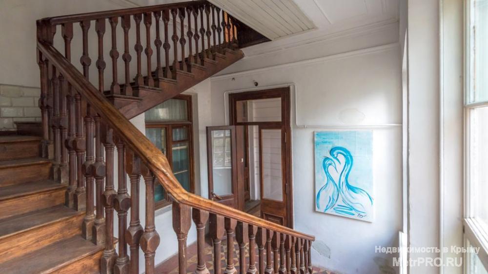Продается эксклюзивная квартира в старинном доме, находится в историческом центре Ялты, всего в 150 метрах от моря и...