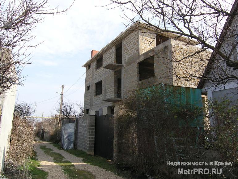 Продается большой двухэтажный дом c мансардой и цокольным этажом на участке 4,08 соток в Севастополе, Бухта Казачья....