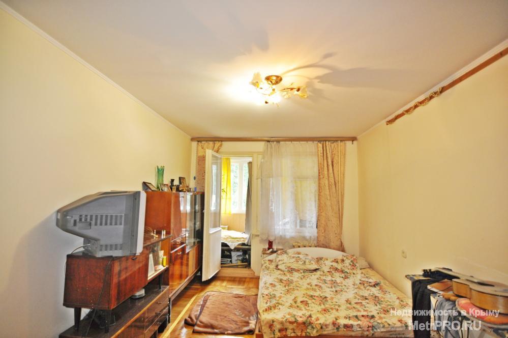 Предлагается к покупке 2 комнатная квартира в Ялте по улице Кирова.  Квартира расположена на 4 этаже 5 этажного дома.... - 2