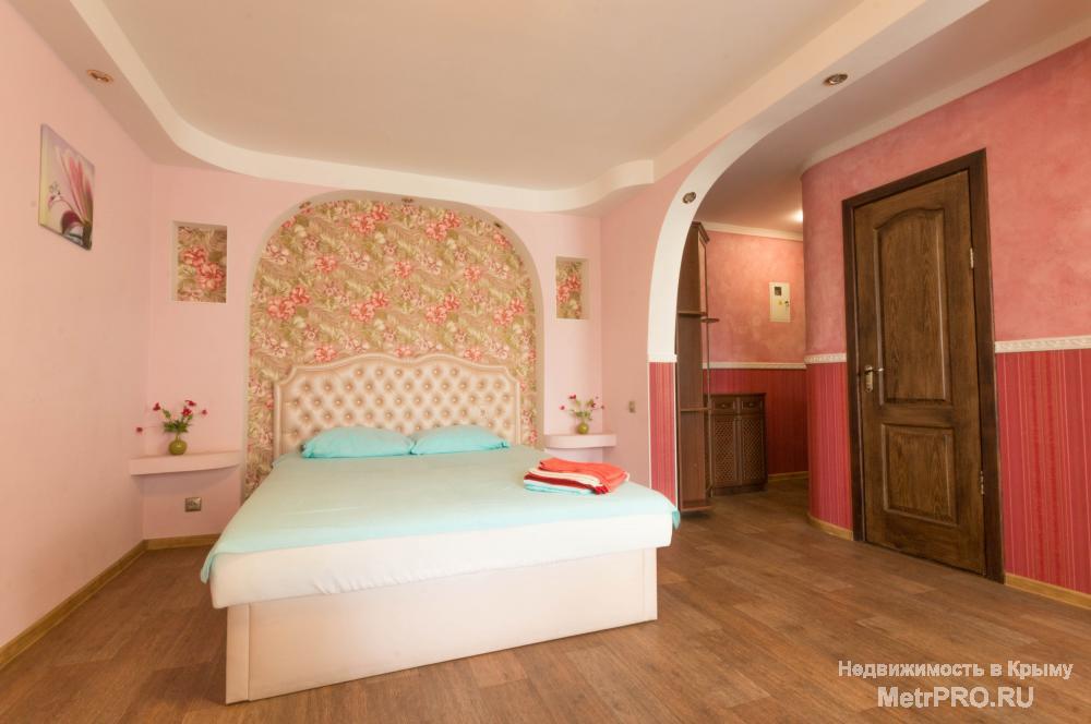 Эта уютная и теплая, с дизайнерским ремонтом квартира, находится в центре Симферополя возле парка Тренева. До любого... - 1
