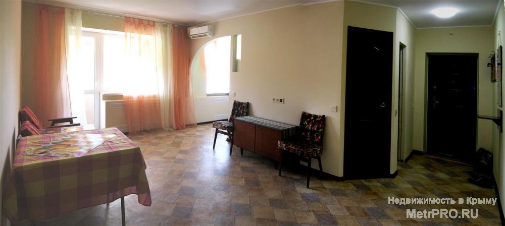 Cдам свою 3-х комнатную квартиру в п.Орджоникидзе посуточно под ключ     2-й этаж 4-хэтажного дома,Кухня студия+2...