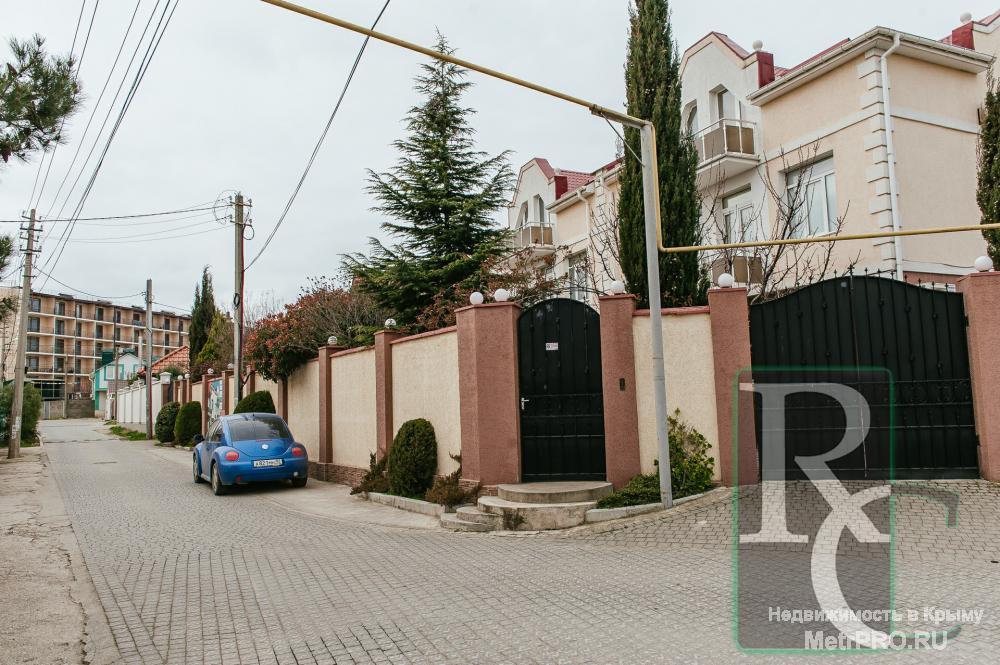 Продажа дома в Севастополе,  3 этажа общей площадью 427 м2 на участке 4.43 сотки. В Севастополе на прибрежной полосе...