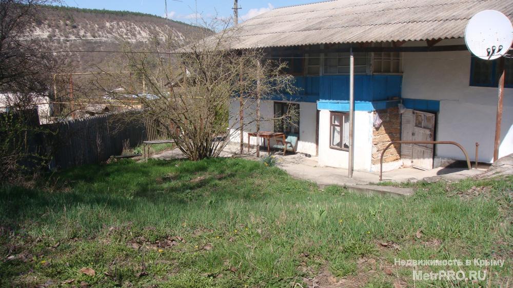 В центре села Новоульяновка продается старый 2-хэтажный дом.170 кв. м.  К дому прилагается участок 7 соток. Горячая... - 1