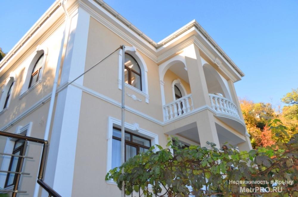 Предлагаем к продаже домовладение в Ливадии, вблизи Ливадийского дворца.  На участке 8 соток построены 2 дома , общей... - 9
