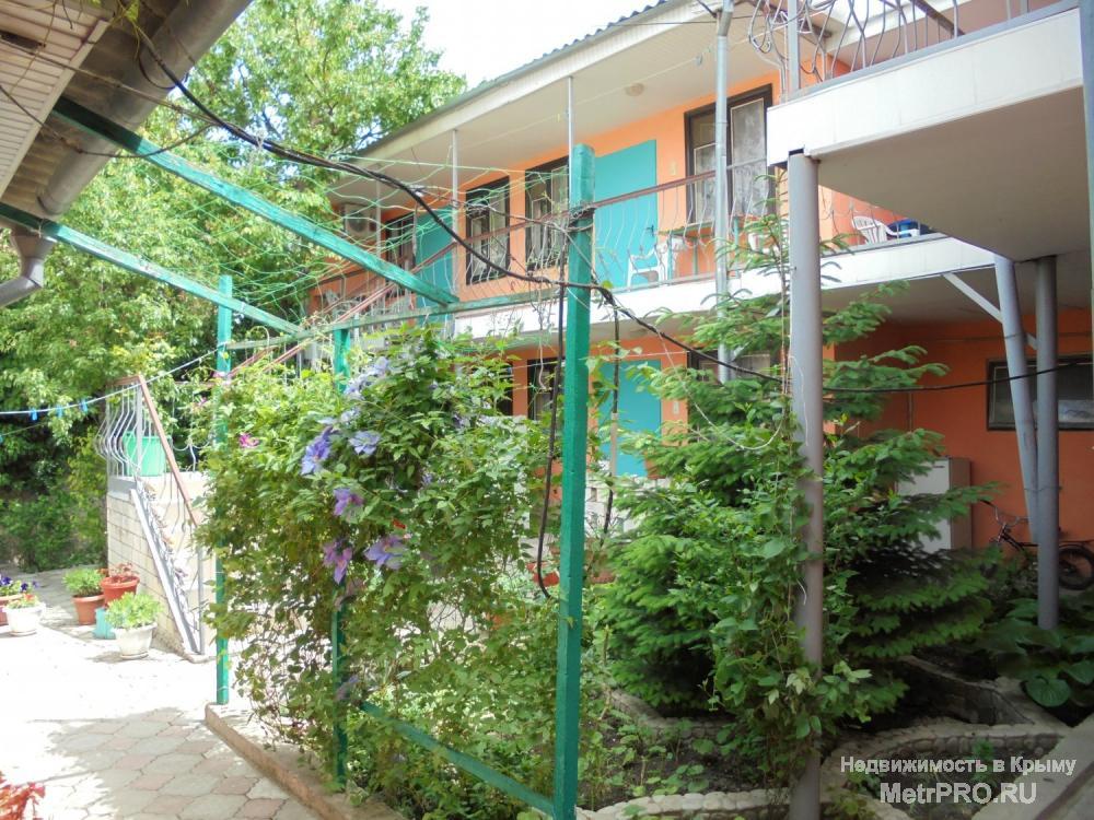 Сдается гостевой дом в центре города Феодосия. Дом состоит из пяти отдельных номеров, вход в три номера с балкона, а... - 2