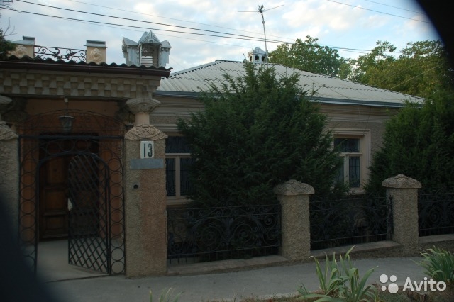 Продается 2-этажный дом по ул. Кронштадтская, г. Севастополь, площадью 190 м2.  8 комнат, 2 кухни, 2 ванные комнаты,... - 2