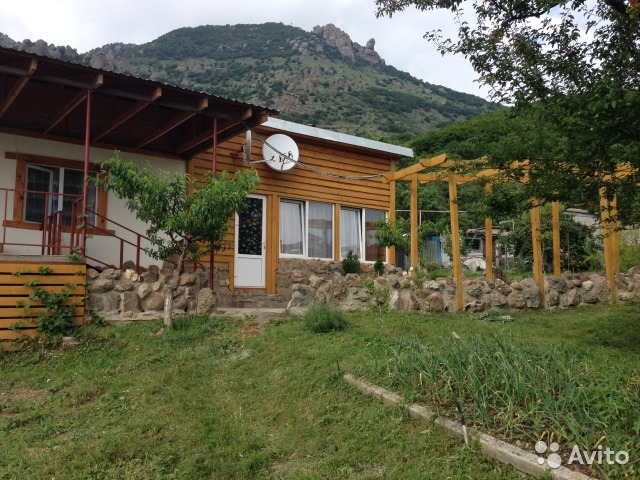Мы предлагаем вам недорогую аренду домика в горах Крыма, в тихом, уютном поселке Лучистое. В доме расположены: два...