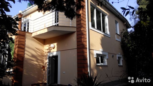 Продается 2-х этажный дом в центре Ялты, 5 комнат, общая площадь 250 м2, земельный участок 6,6 сотки фактически 7,...
