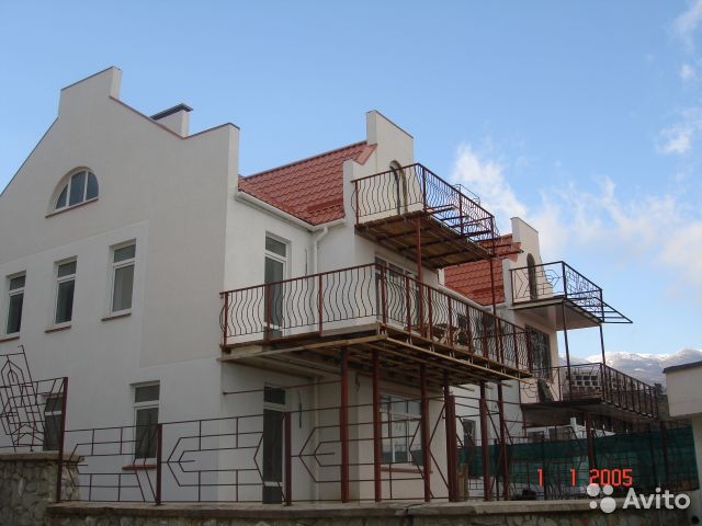 Продам 3 эт. дом с панорамным видом в Гурзуфе,ул.Красная,250м.кв.,3 сотки земли с гос. актом,все коммуникации,супер...