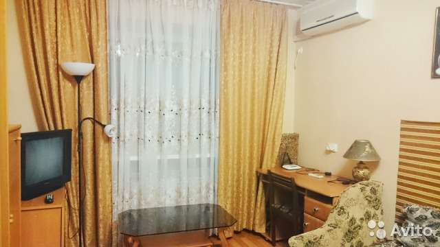 Аренда / 1-комнатные, ФЕОДОСИЯ, г.Феодосия, 10 000 р. Сдам квартиру семейной паре без детей и животных или женщине. Однокомнатную квартира. Центр города. 30 кв.м. Первый... - 2