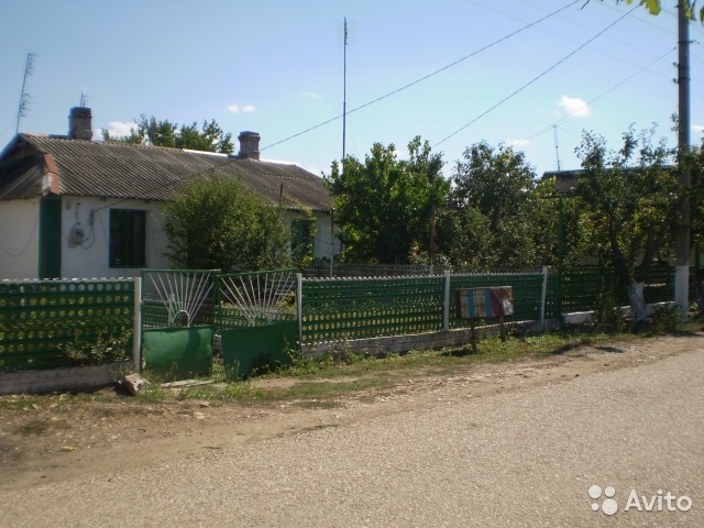 Продается половина дома в пригороде Севастополя, поселок Солнечный. В доме отдельный вход, 3 комнаты 18, 9, 9 м2,...