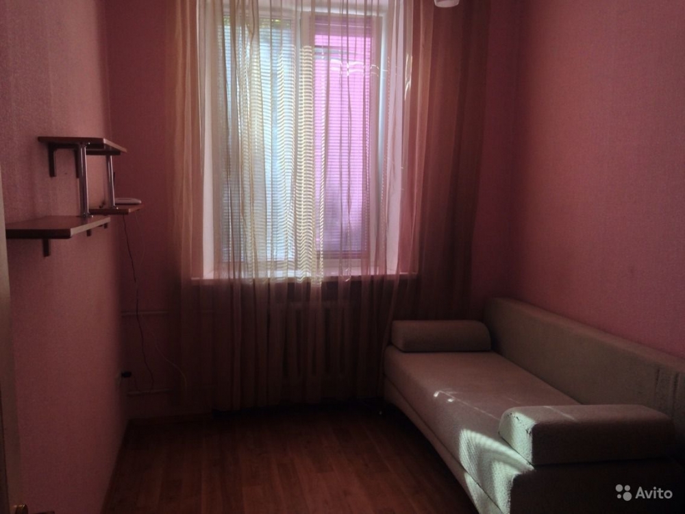 Продам 4-х комнатную квартиру в центре Севастополя. 2 этаж 3-х этажного дома. Дом расположен на площади Суворова.... - 2