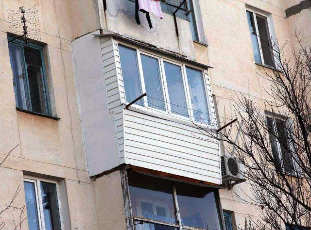 Продам в Севастополе двухкомнатную квартиру брежневку  на пр-те Острякова .  Квартира находится на третьем этаже... - 9