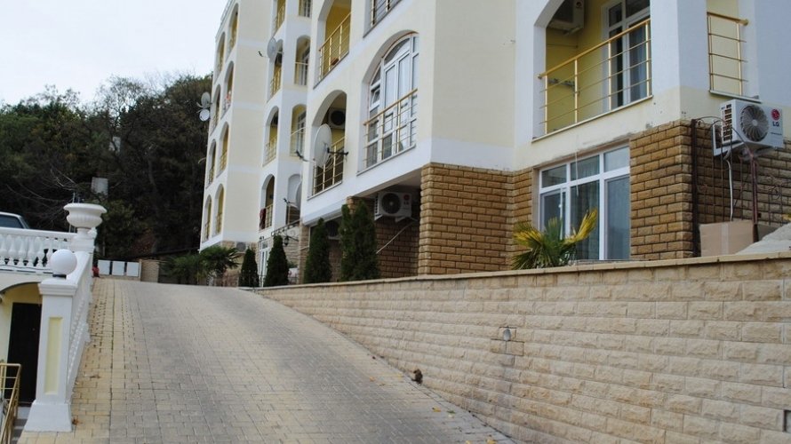 В жилом комплексе «Вилла DelMar» находится двухкомнатная квартира с видом на море в Гаспре. Светлая и просторная... - 1