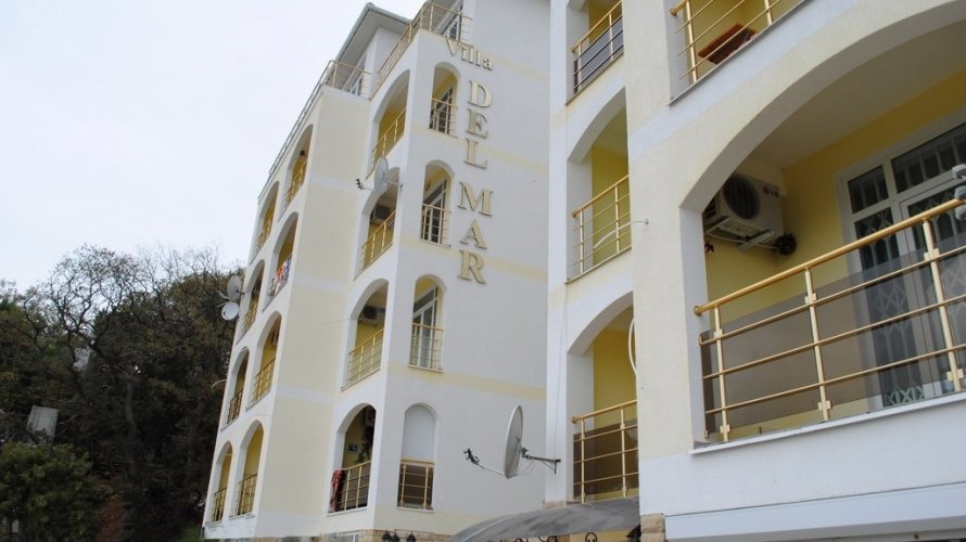 В жилом комплексе «Вилла DelMar» находится двухкомнатная квартира с видом на море в Гаспре. Светлая и просторная... - 2