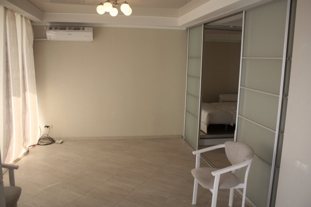 В жилом комплексе «Вилла DelMar» находится двухкомнатная квартира с видом на море в Гаспре. Светлая и просторная... - 6