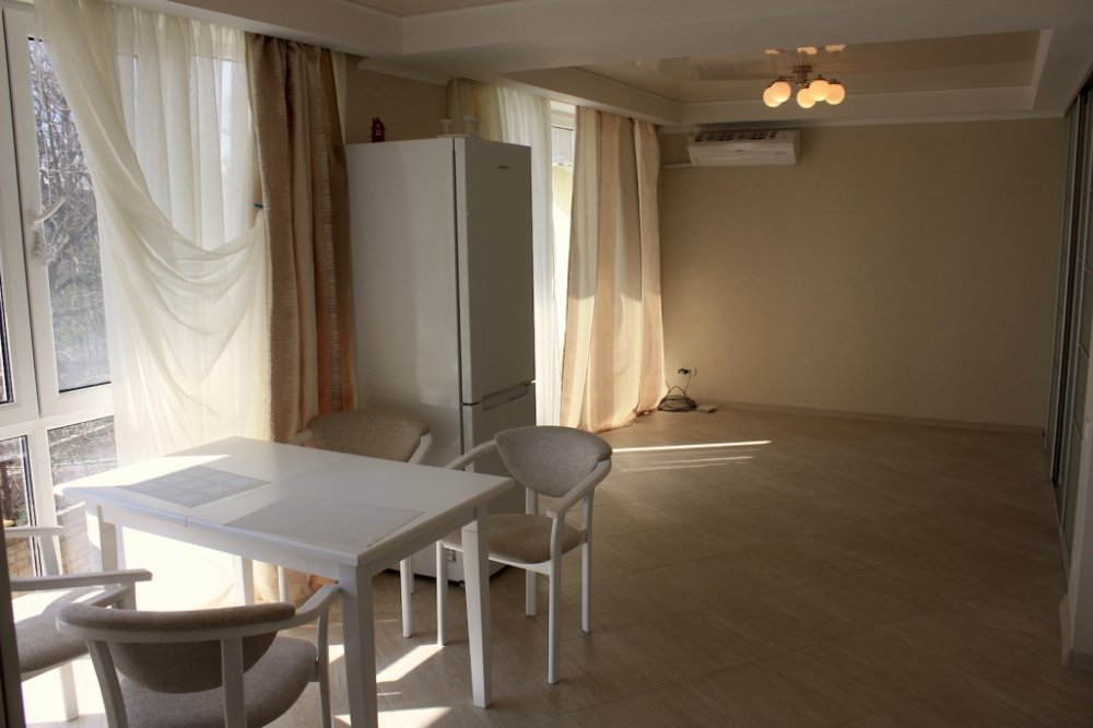 В жилом комплексе «Вилла DelMar» находится двухкомнатная квартира с видом на море в Гаспре. Светлая и просторная... - 9