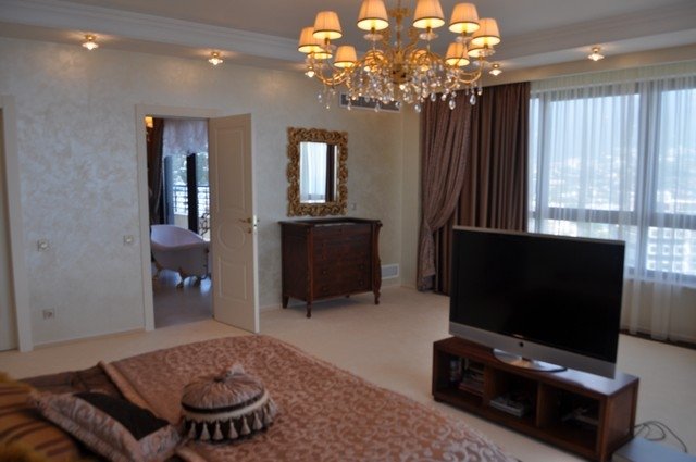 Петхаус в апарт-отеле «Парус» имеет общую площадь 669,7м2, на которой расположились три роскошные комнаты, ванная...
