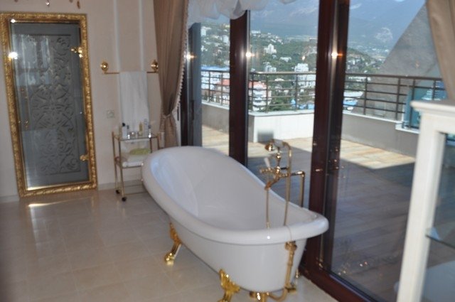 Петхаус в апарт-отеле «Парус» имеет общую площадь 669,7м2, на которой расположились три роскошные комнаты, ванная... - 6