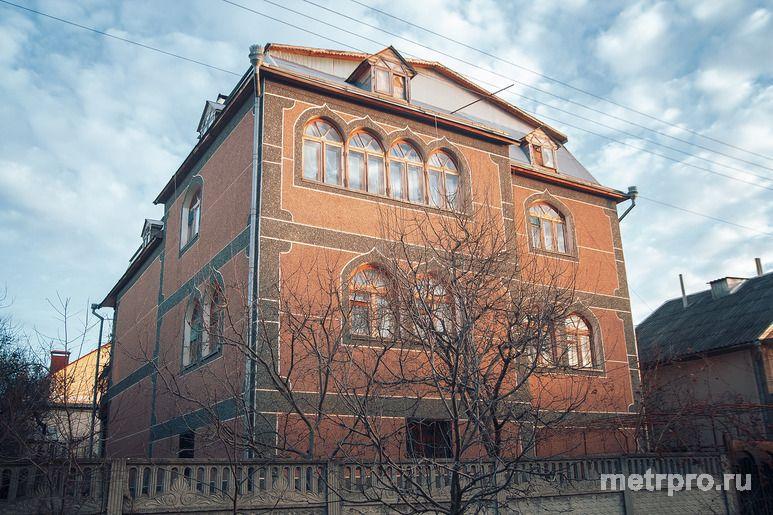 Срочно продается четырехэтажный дом в Бахчисарае, Крым .     Общая площадь - 364 м.кв. Участок 653 м.кв. Есть газ и...