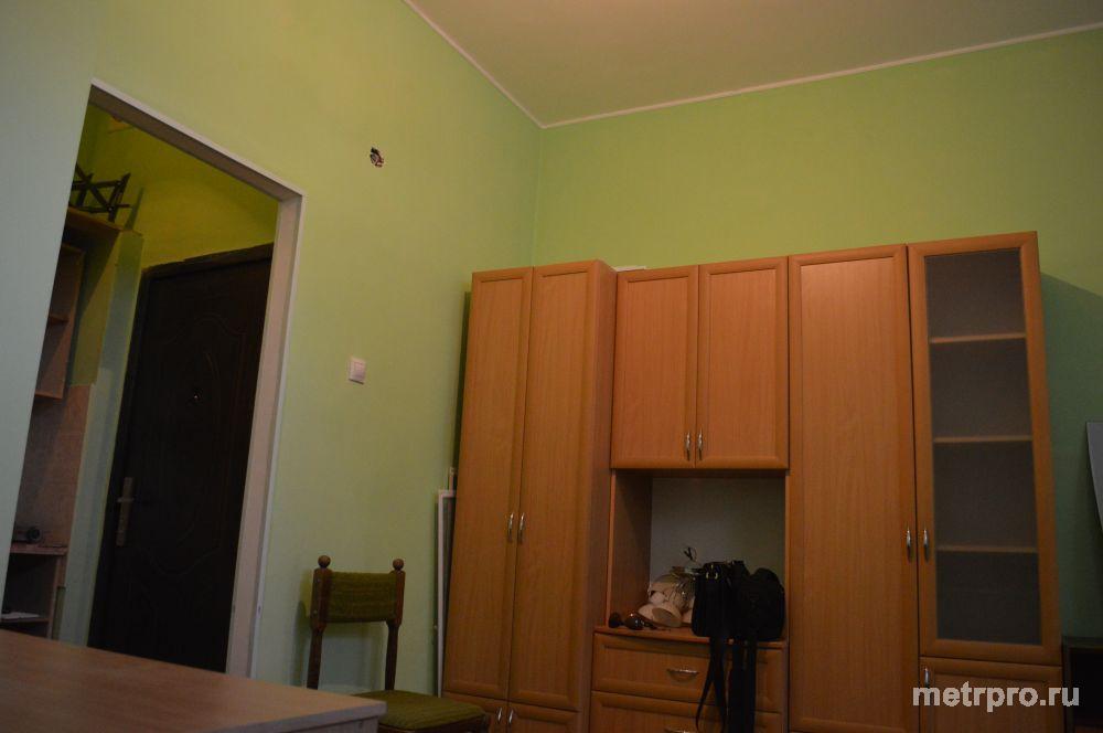 Продам 1-ую квартиру на 1-ом этаже 2-х этажного дома(сталинка-потолок 3.5) на улице Адмирала Макарова 39 . В квартире... - 1