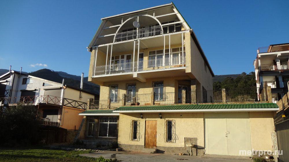 Продается четырехэтажный дом для большой семьи в г. Ялта, пгт Массандра, ул. Винодела Егорова. Расположен на...