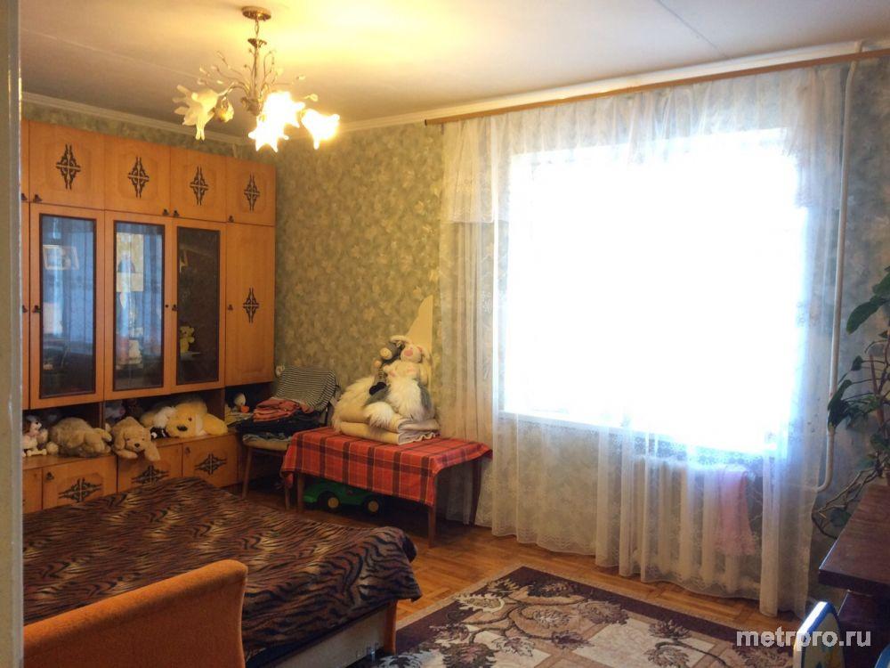 Продается двухкомнатная квартира в Ялте по ул.Красноармейская.Общей площадью -63 м2 (кухня - 9 м2, комнаты... - 3
