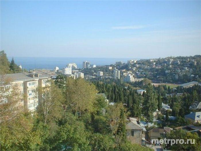Интересный дом,в центре города, южная сторона, две комнаты,кухня вынесена на балкон.