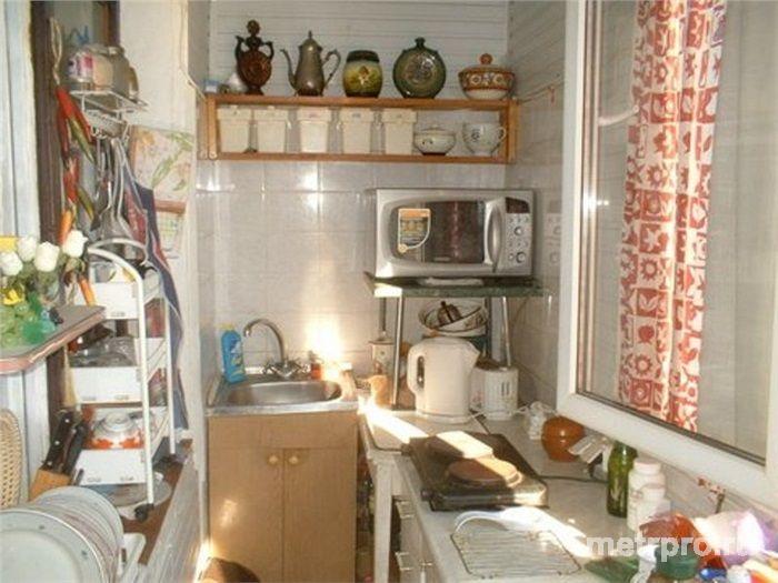Интересный дом,в центре города, южная сторона, две комнаты,кухня вынесена на балкон. - 3