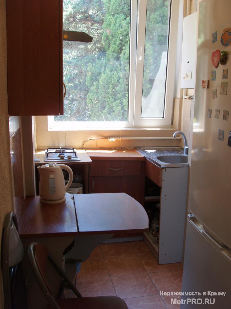 Сдается длительно однокомнатная квартира в доме на втором этаже, близко к  Набережной, в квартире есть: стиральная... - 1