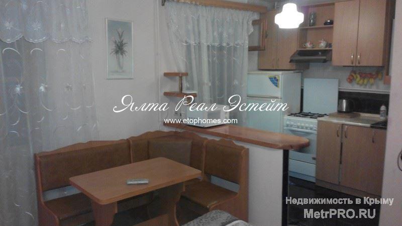Продается двухкомнатная квартира, общей площадью 42 м2, расположена на третьем этаже четырехэтажного жилого дома,... - 1