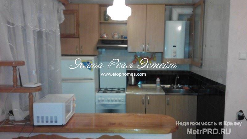 Продается двухкомнатная квартира, общей площадью 42 м2, расположена на третьем этаже четырехэтажного жилого дома,... - 2
