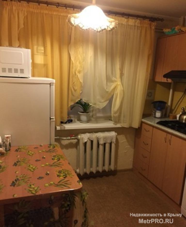 Сдается 2х комнатная квартира ул Киевская р-н магазина Гарант . 3/5. 45м. есть вся необходимая мебель , диван .... - 4