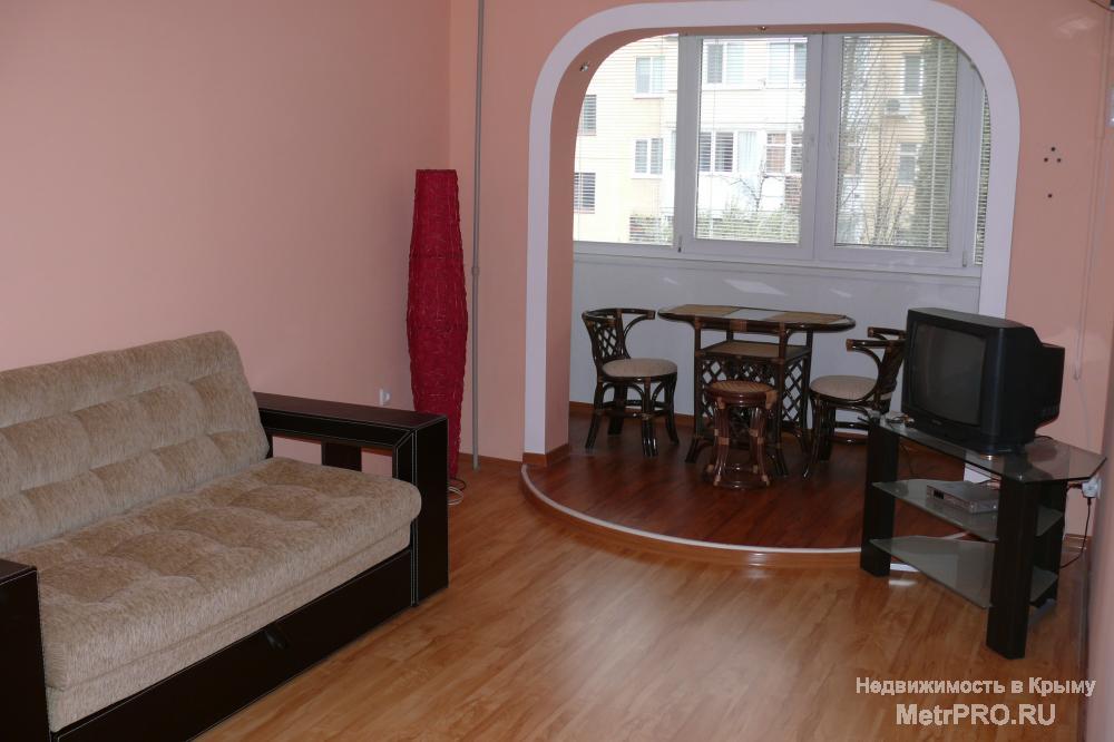 Уютная 1 комнатная квартира в хорошем состоянии 33 кв.м в самом центе города Ялта.  Квартира продается с мебелью и... - 1