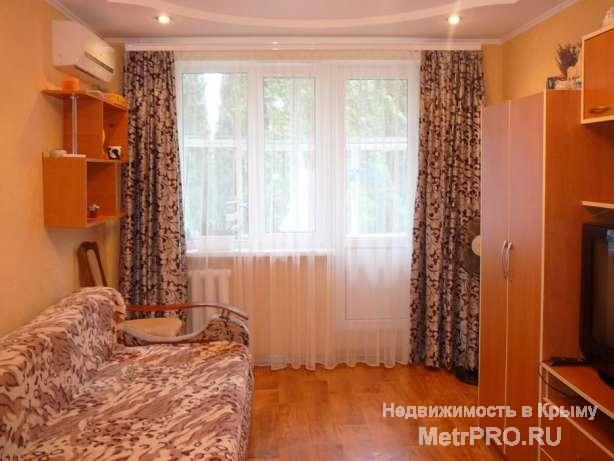 Уютная однокомнатная квартира 33 м2 расположена в самом центре Ялты, на ул.Киевской. В квартире выполнен...