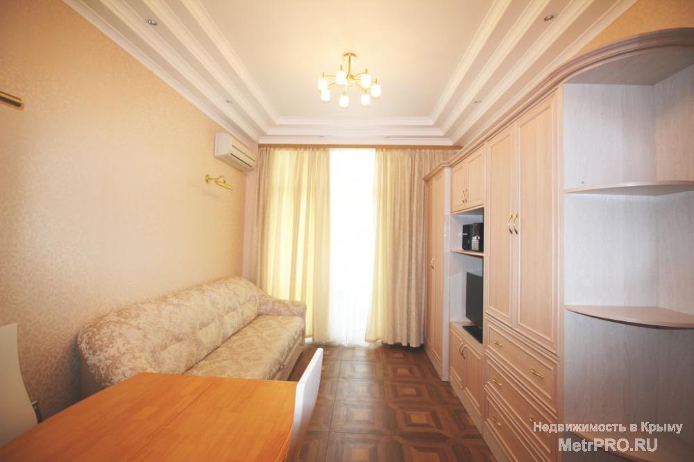 Продается двухкомнатная квартира на высоком 2 этаже в 10 этажном элитном комплексе в поселке Гурзуф. Квартира общей...