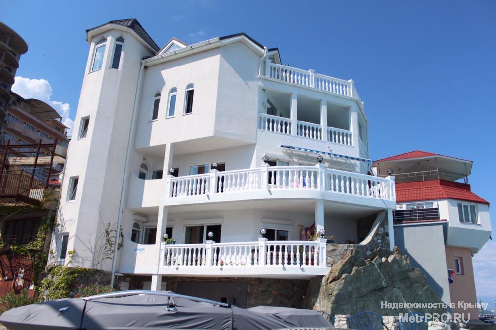 5-этажный дом с частным пляжем на Черном море в кооперативе Утес (10 км до Алушты, 25 км до Ялты). Площадь дома -340...