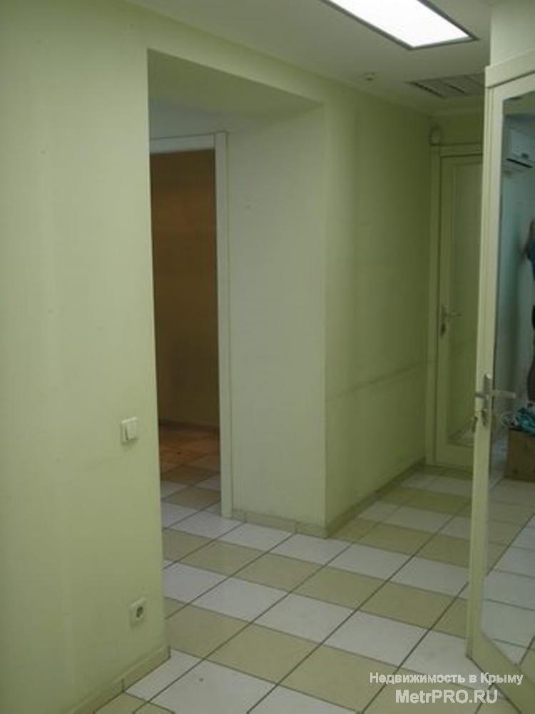 Продается коммерческое помещение в Ялте в районе Московской. 1 этаж 5-этажного дома. Общая площадь 40 м2. С ремонтом.... - 4