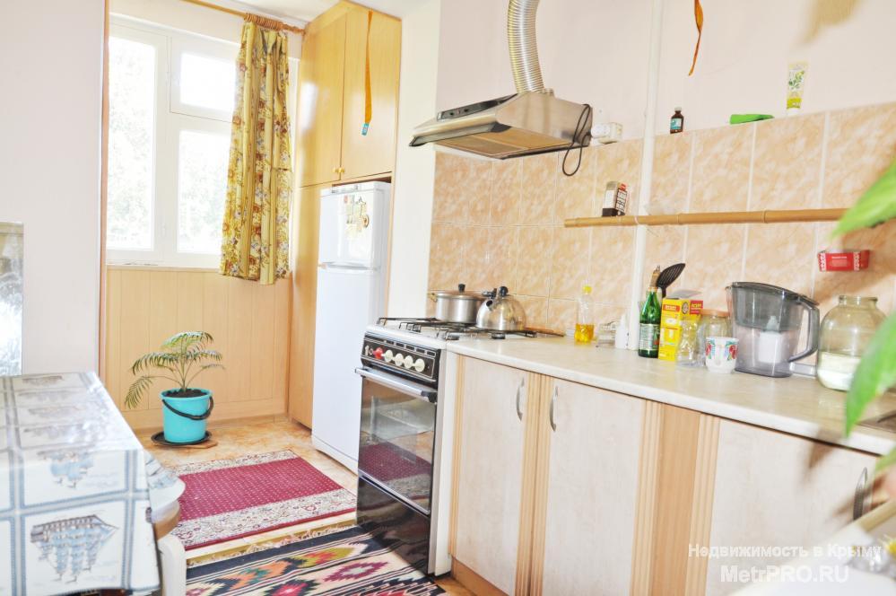 Предлагается к покупке 2 комнатная квартира в Ялте по улице Кирова.  Квартира расположена на 4 этаже 5 этажного дома.... - 3