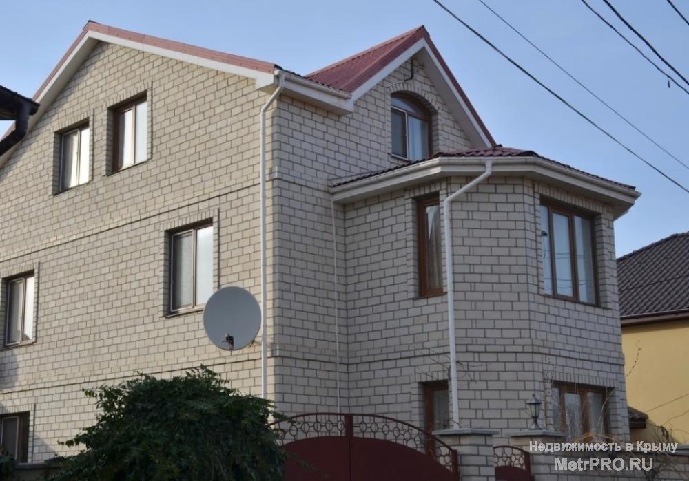 Республика Крым, Симферополь, ул. Ак-Кая.  2–этажный кирпичный дом 2014 года постройки, 6 комнат,  216/180/20...