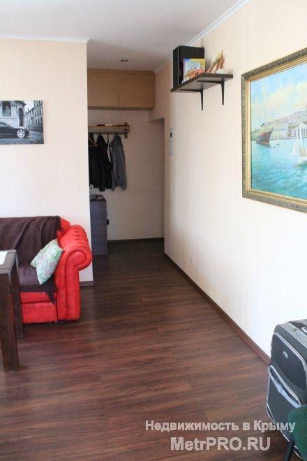 Продается двухкомнатная квартира в центре Севастополя. Отличный ремонт, автономное отопление, до моря 5 мин пешком.... - 2