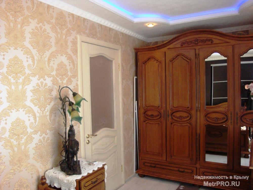 Эта квартира продается по улице Московской города Ялты. Если быть точнее, то квартира расположена в 5 этажном доме,... - 3