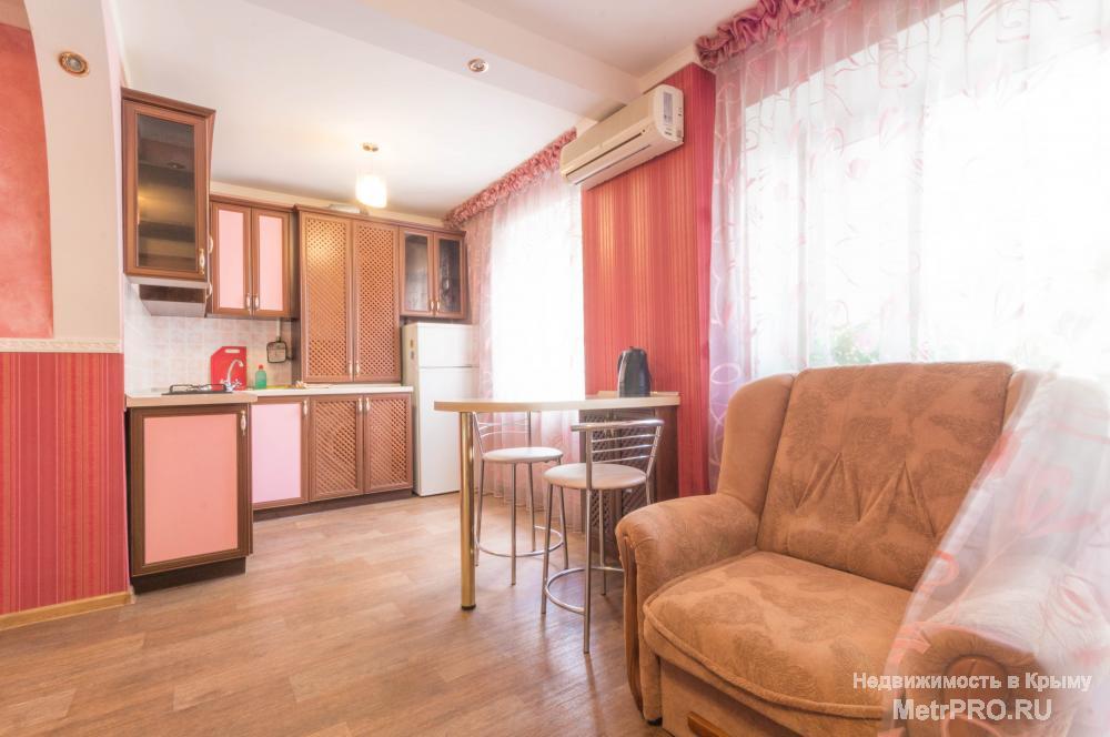 Эта уютная и теплая, с дизайнерским ремонтом квартира, находится в центре Симферополя возле парка Тренева. До любого... - 3